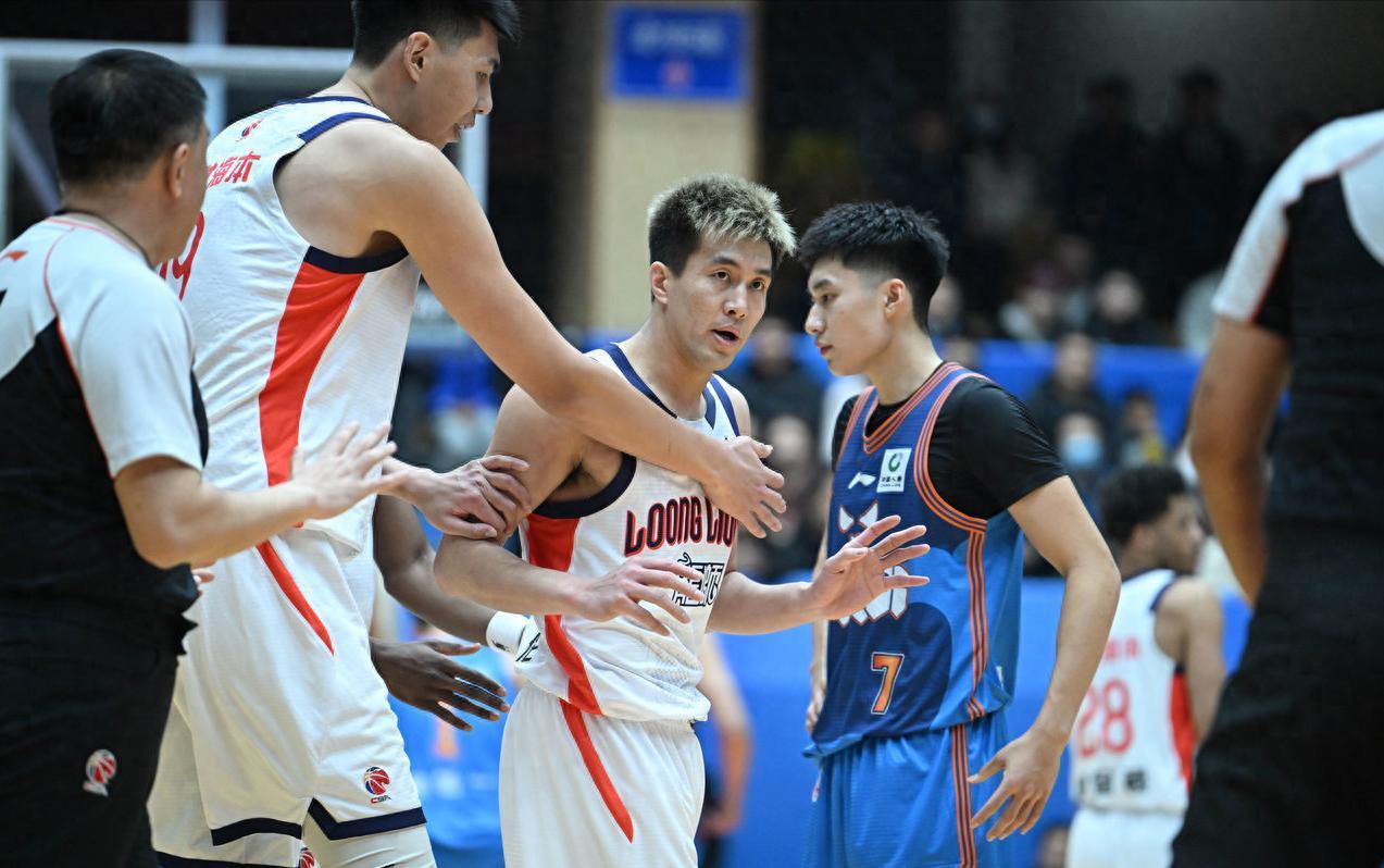 世界杯高清直播入口-16分3助攻！郭艾伦王者归来，被徐昕拖累送违体，加时赛带队赢球